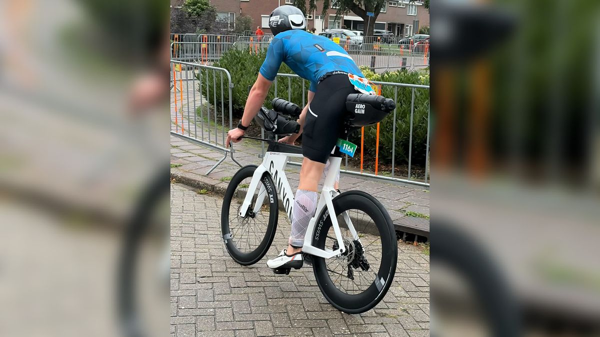 Boze bewoners verplaatsen dranghekken tijdens triatlon Klazienaveen: 'Mensen lappen verkeersregels a