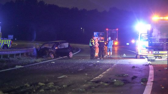 A28 bij Assen bezaaid met brokstukken na botsing. A28 bij Assen bezaaid met brokstukken na botsing.