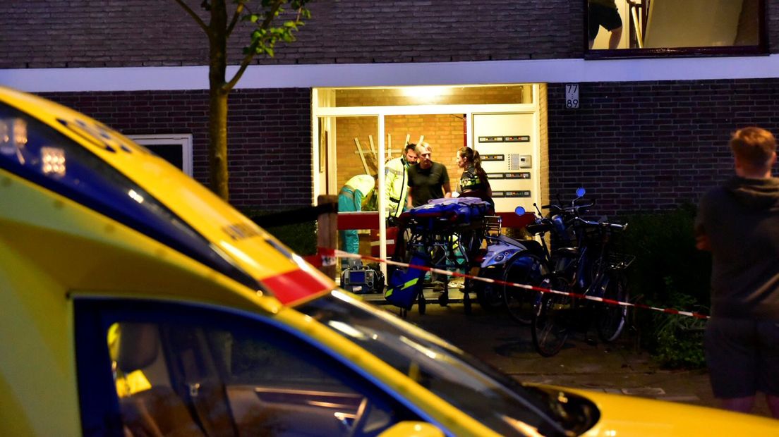 Ambulancemedewerkers bij de flat na het springdrama.