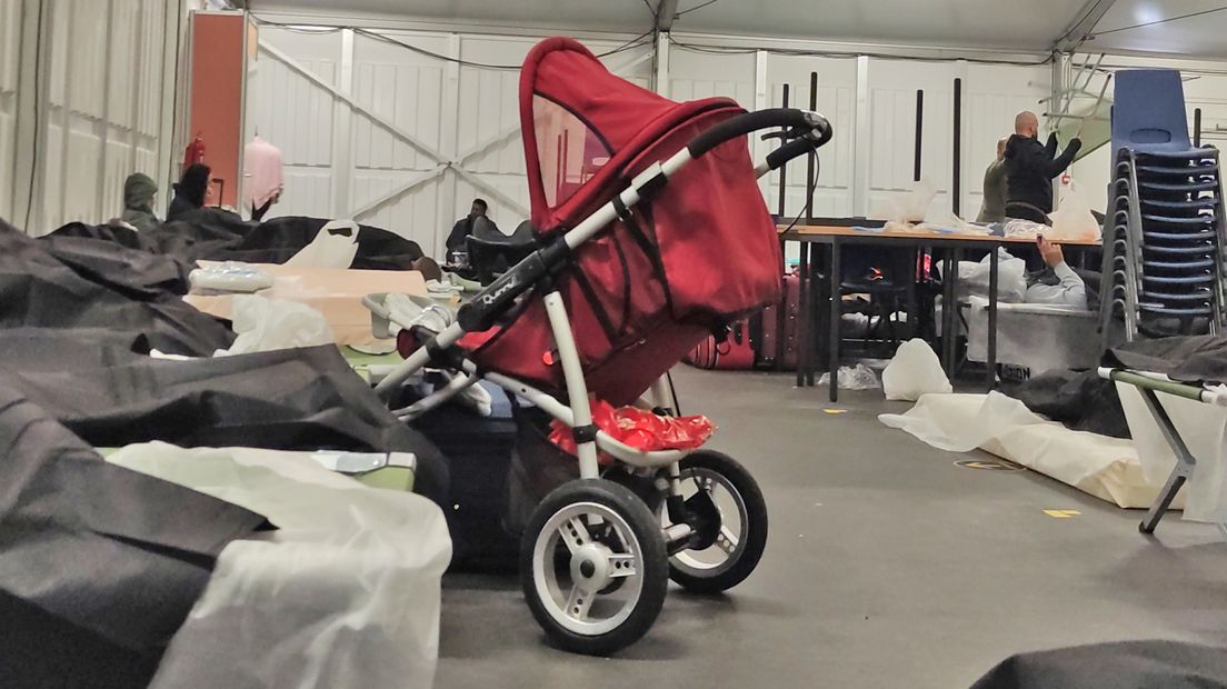 Een kinderwagen tussen de bedden in het aanmeldcentrum