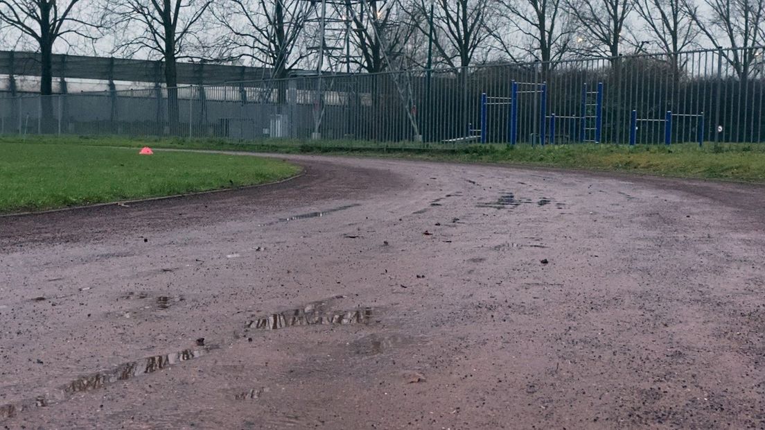 Het veld van atletiekvereniging OSM '75 is in slechte staat