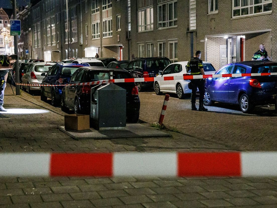 De politie doet onderzoek na het schietincident in Rotterdam-Delfshaven