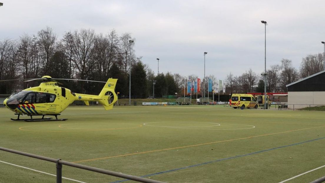 Hulpdiensten op het korfbalveld naast de sporthal.