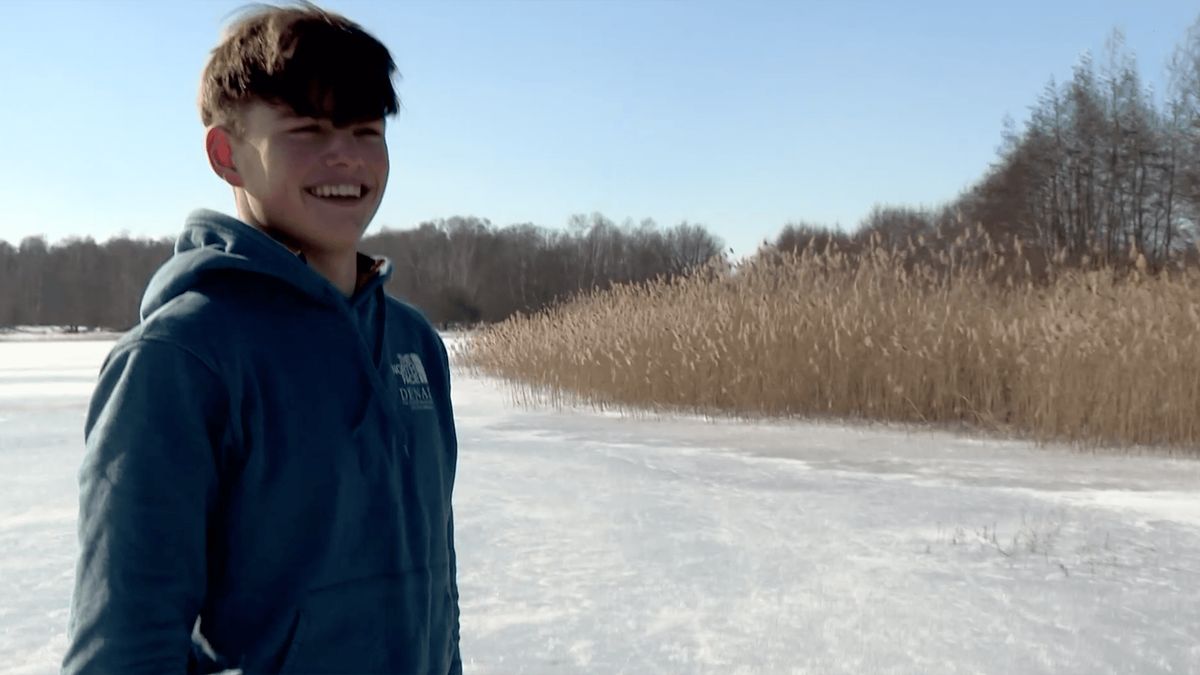 Óngerwaeg schaatsend aan de kaasknabbels in Wellerlooi
