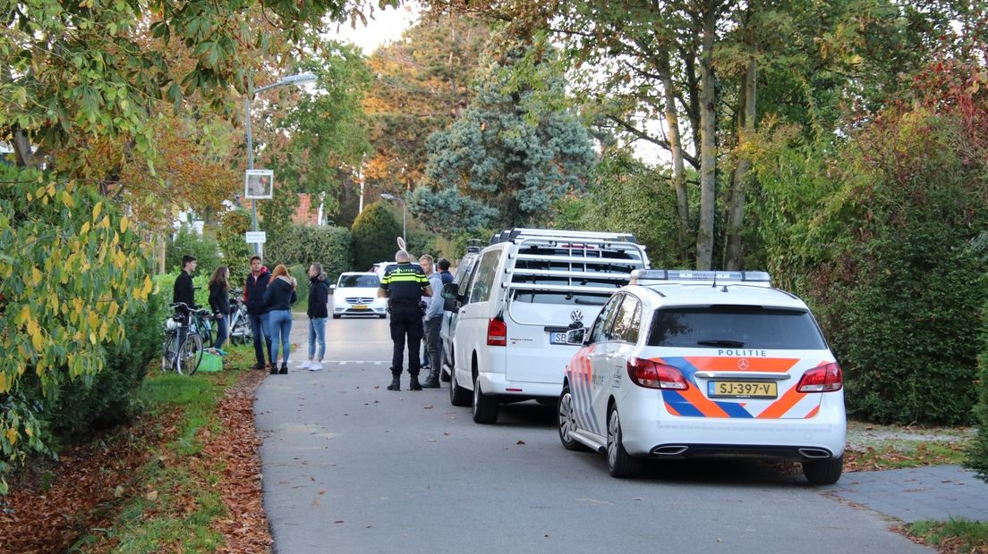 Fietser belandt op wegdek na botsing met bestelbusje
