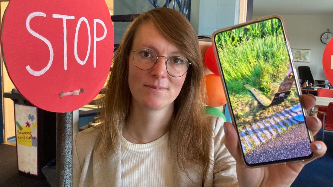 Juf Sanne Poelder toont een foto van een drempel in de sloot.
