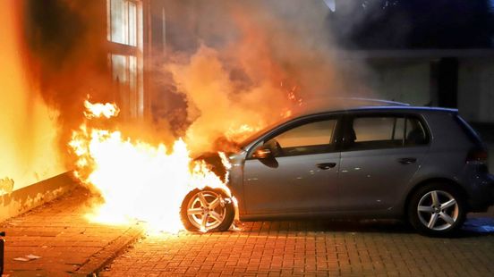 Auto total loss na brand • harde botsing op dijk