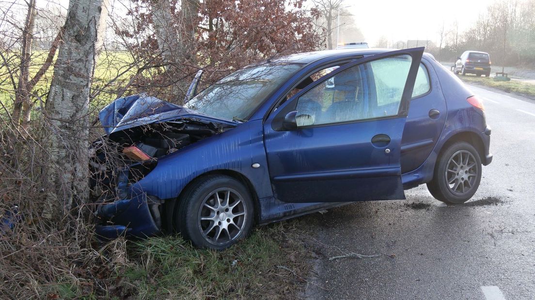 Auto van de weg in Noordscheschut