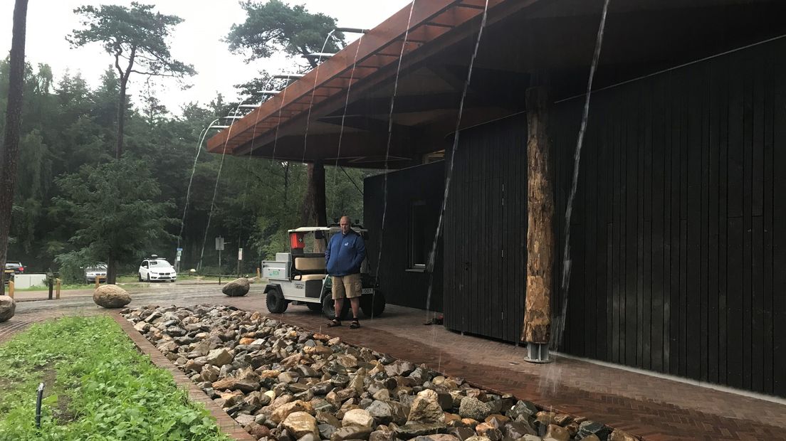 Parkmanager Eelco Stienstra schuilt even voor de regen.