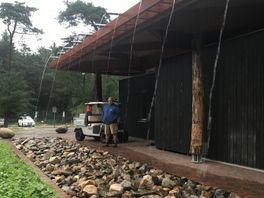 Campingbezoekers zien het ondanks de regen zonnig in: 'We hopen de playbackshow buiten te houden'