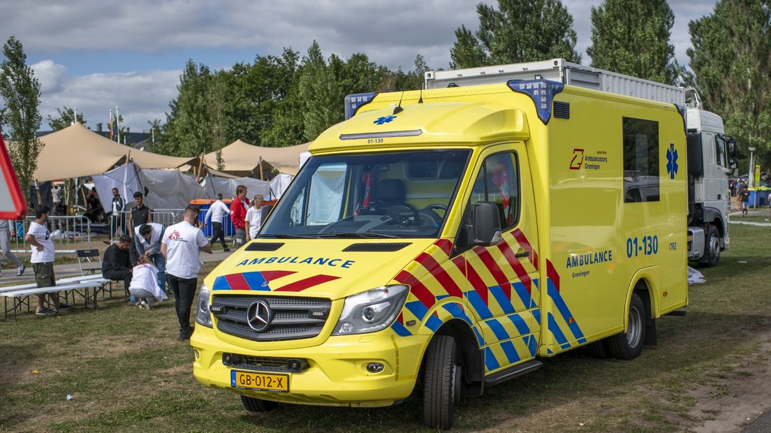 Een ambulance voor het aanmeldcentrum in Ter Apel zaterdagmiddag