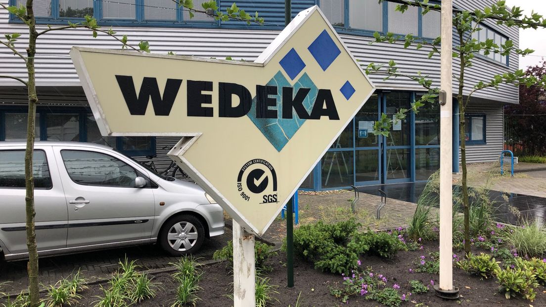 Het logo van Wedeka voor het hoofdgebouw in Stadskanaal