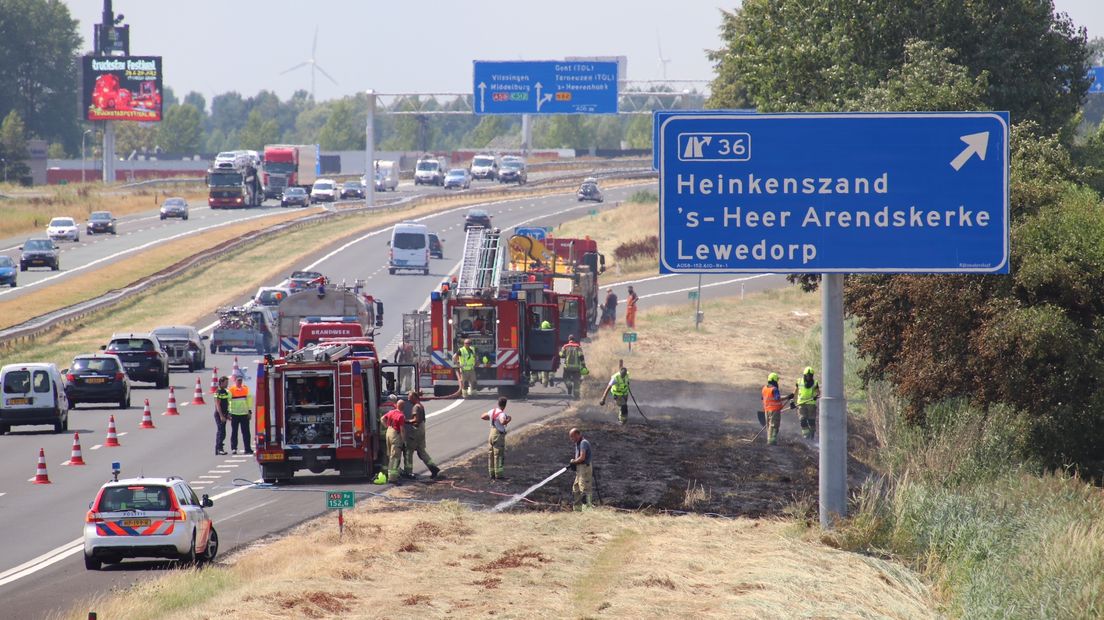 File op de A58 door bermbrand bij 's-Heer Arendskerke