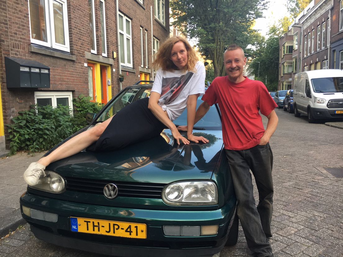 Doreen en Joris op de nieuwe Volkswagen uit 1994 van Doreen