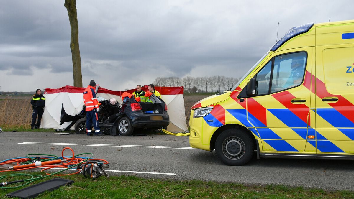 Automobilist uur vast in auto na botsing met boom