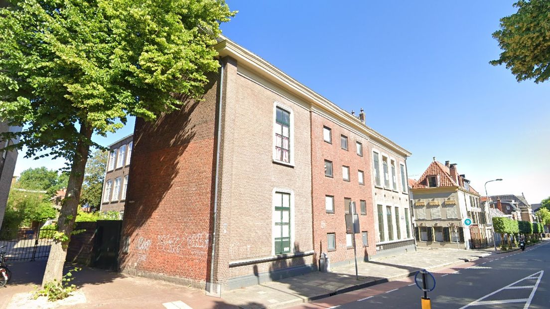 De voormalige school aan de Sint Walburgstraat in Groningen