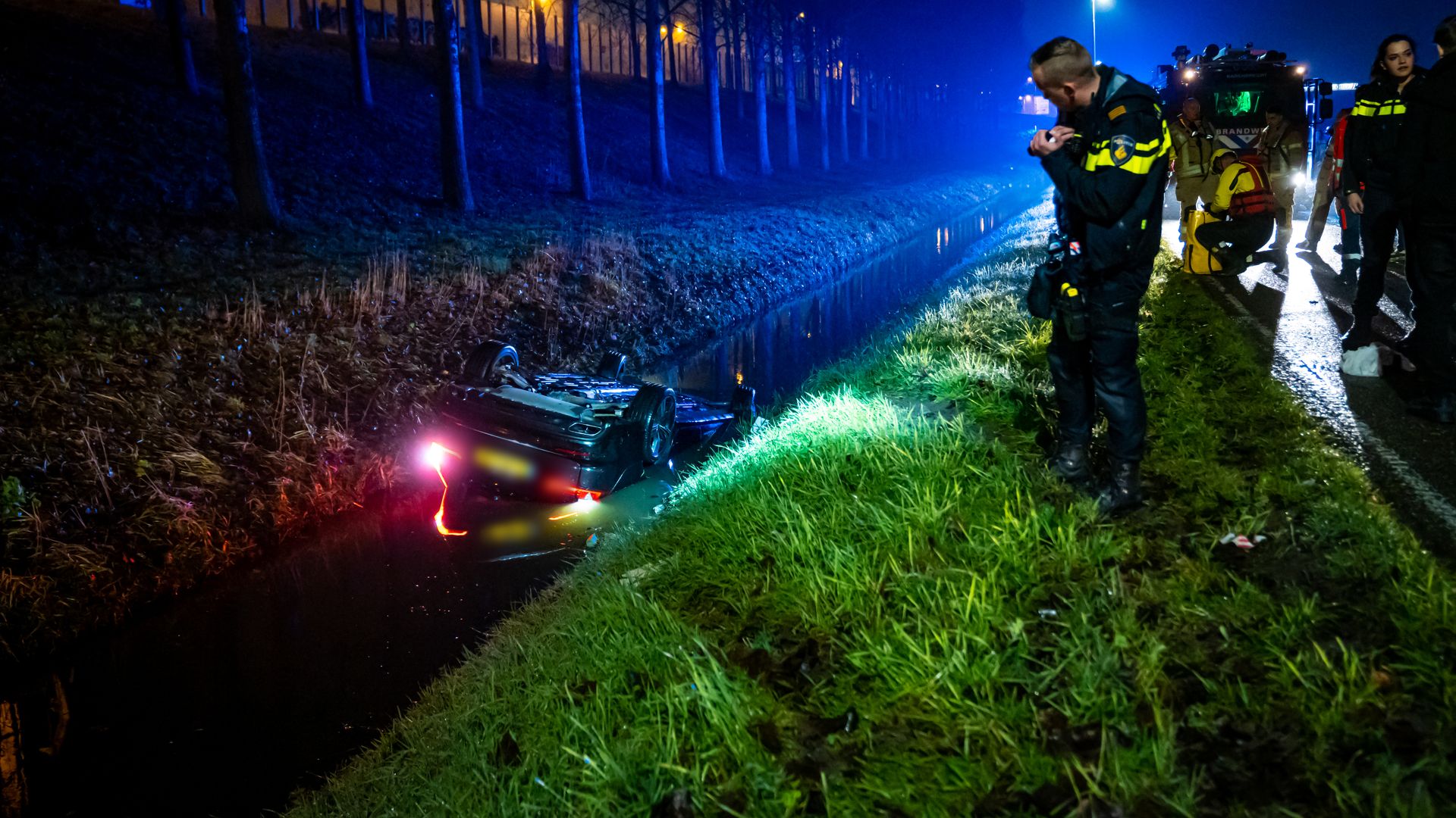 Auto Belandt Op De Kop In Smalle Sloot, Inzittenden Onderkoeld ...