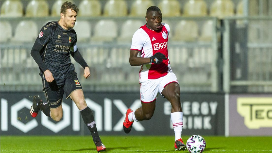 Jeroen Veldmate (l) zet de achtervolging in op Brian Brobbey (r)