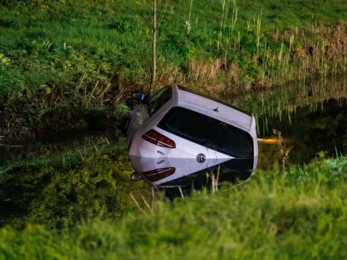 De auto die in Rotterdam in de sloot is gereden