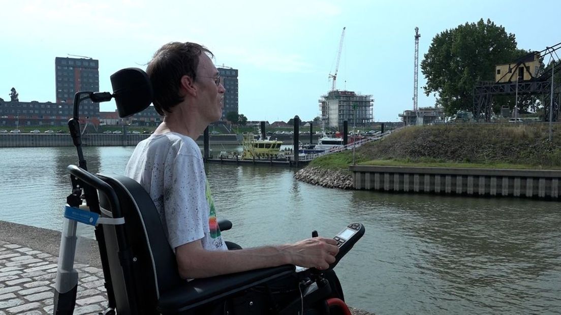 De brug van 2,5 miljoen die gepland is bij de Waalhaven is niet toegankelijk voor rolstoelen.