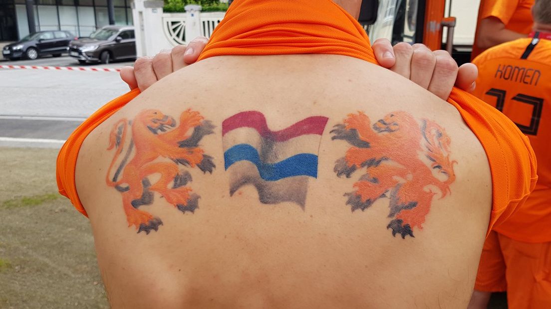 Een Oranje-fan heeft een leeuw én een leeuwin op zijn rug laten tattoeëren