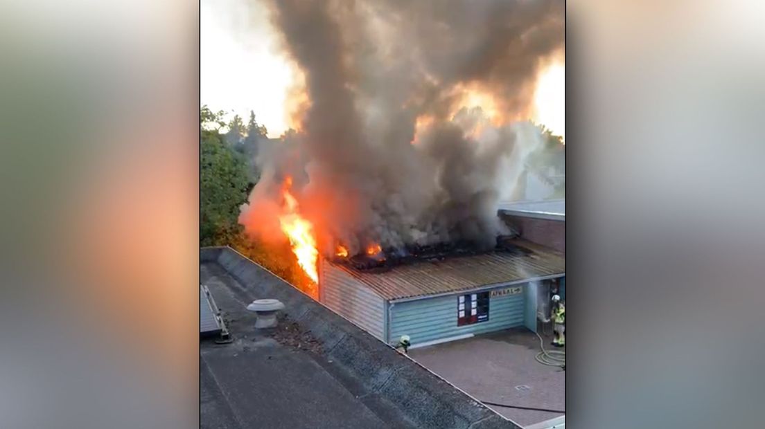 Een buurvrouw legde de brand vast met haar telefoon.