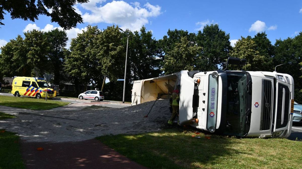 Vrachtwagen met zand gekanteld op rotonde Westerhaar-Vriezenveensewijk