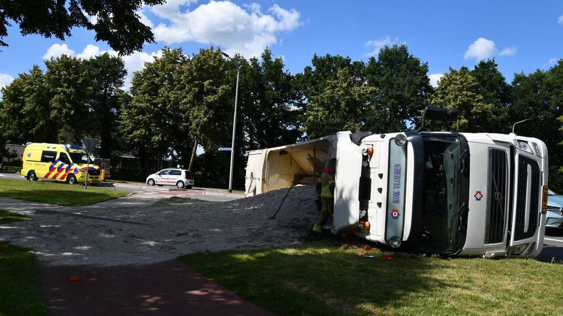 Vrachtwagen gekanteld op rotonde Westerhaar