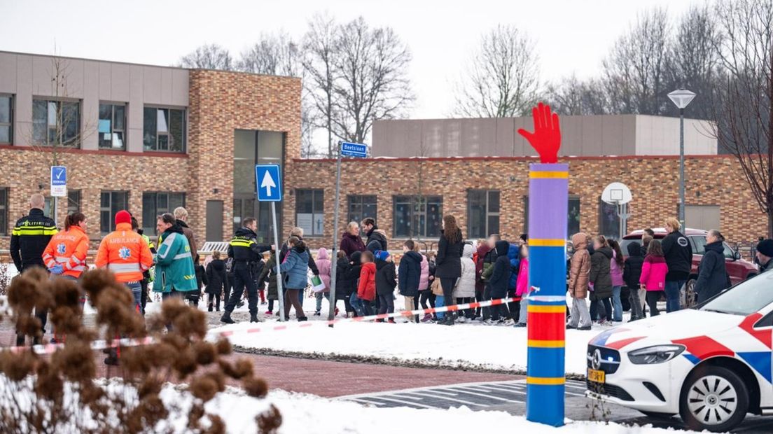 OBS de Achtbaan in Hoogezand is korte tijd ontruimd geweest (foto: Venema Media)