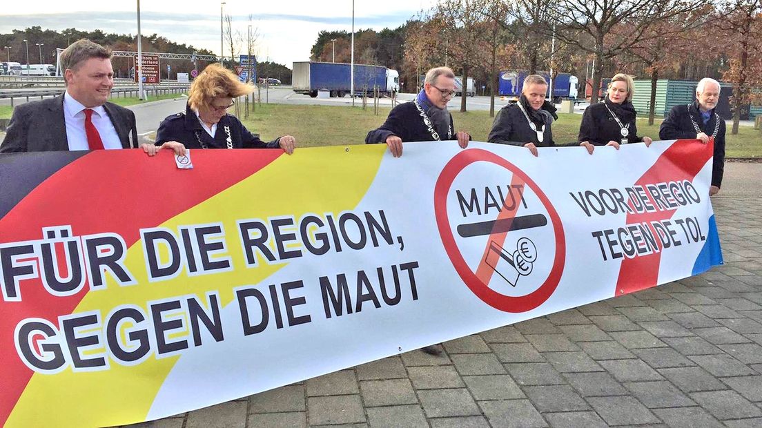 Het spandoek van de gemeenten die tegen tolheffing protesteren