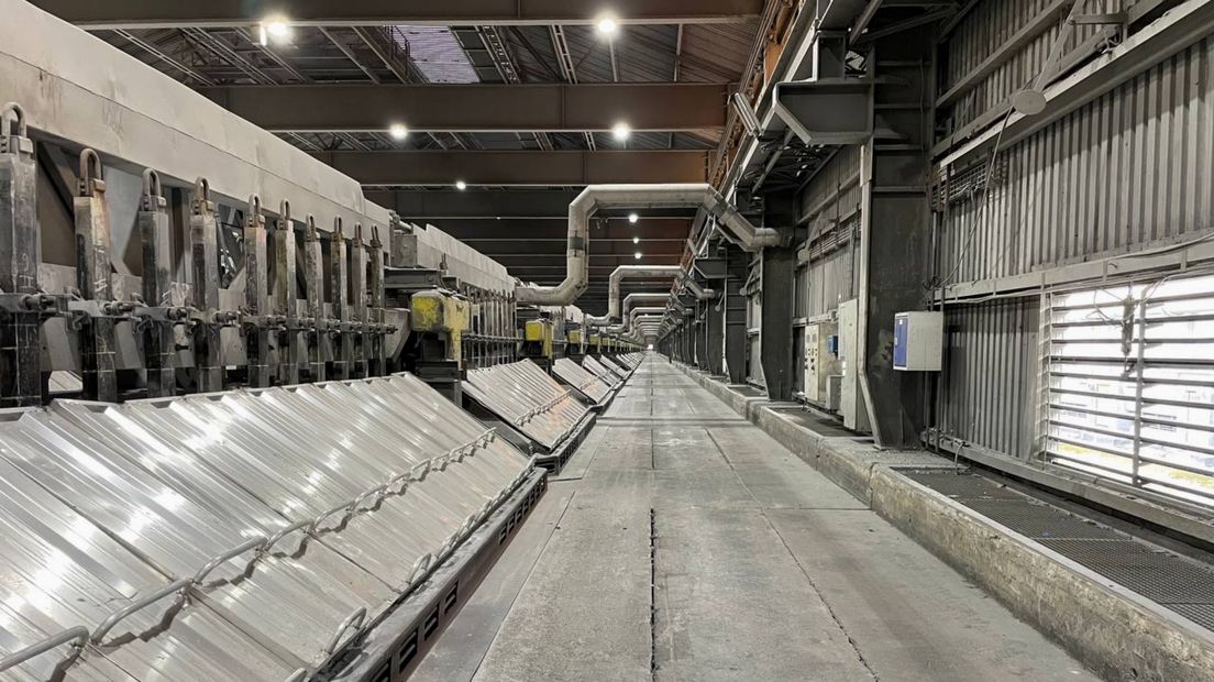 Binnen in de fabriek van aluminiumproducent Aldel