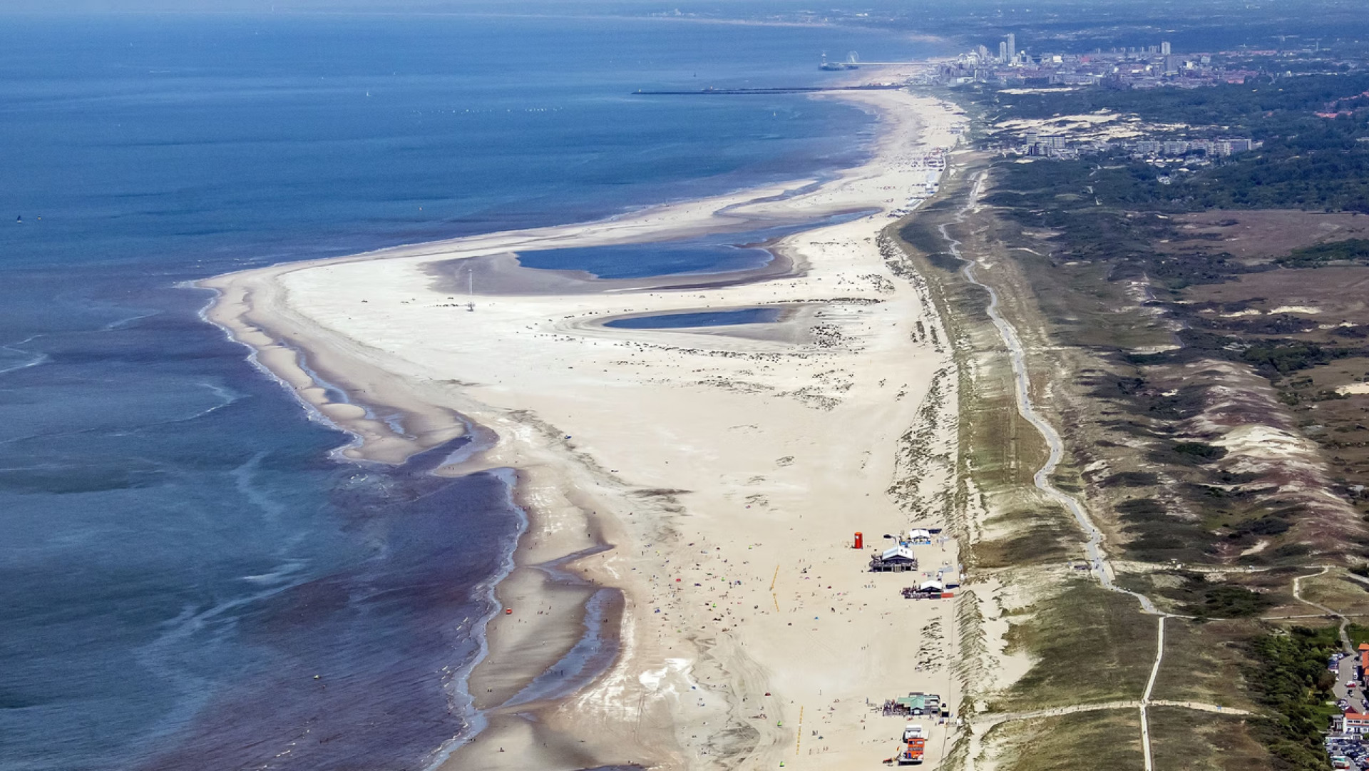 De Zandmotor voor de kust tussen Ter Heijde en Den Haag Kijkduin