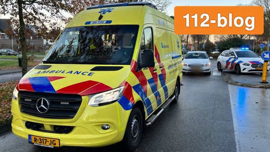 Fietsster gewond na aanrijding • vlammen slaan metershoog uit auto. Fietsster gewond na aanrijding • vlammen slaan metershoog uit auto.