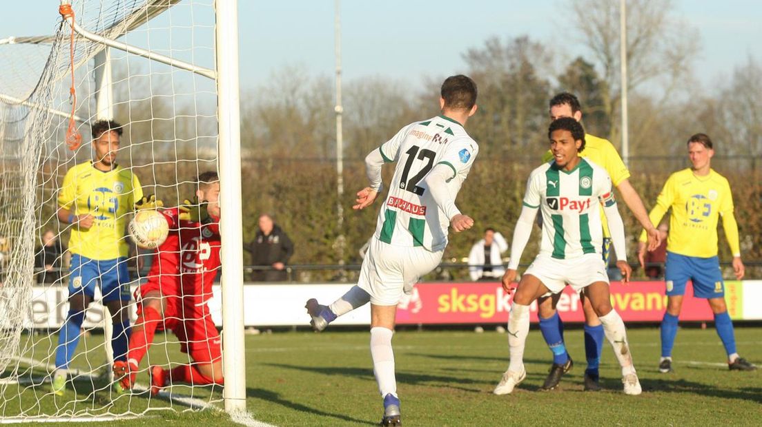 Lars Kramer schiet de 4-1 binnen; Lisse-doelman Eric Cummins komt net te laat