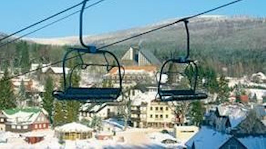 Skilift met op de achtergrond het hotel