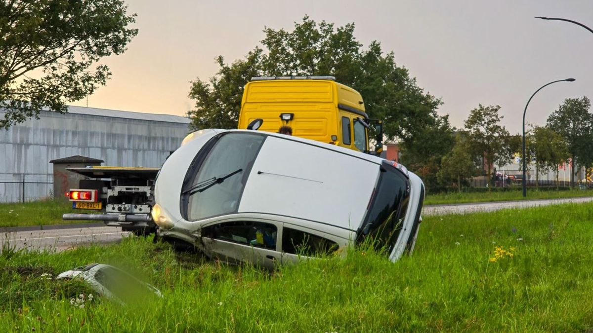 112 Nieuws: Auto vliegt uit de bocht en belandt in Hengelose sloot