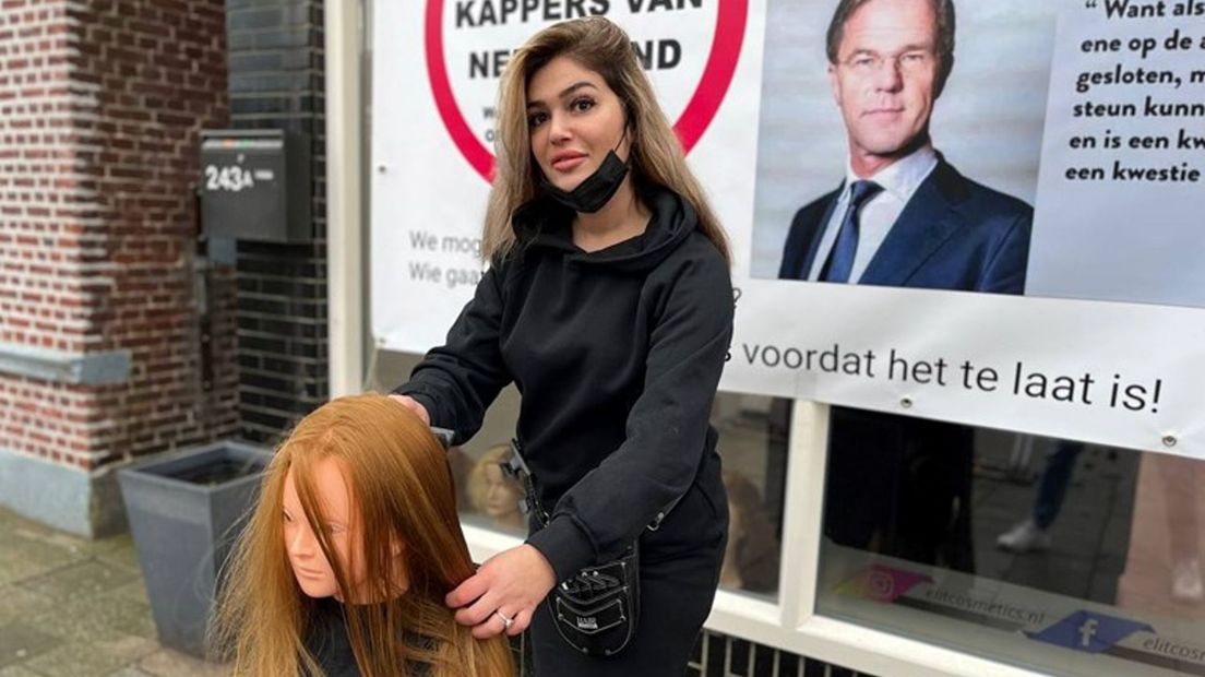 Dilber Koktas tijdens haar eerdere protestactie in Almelo