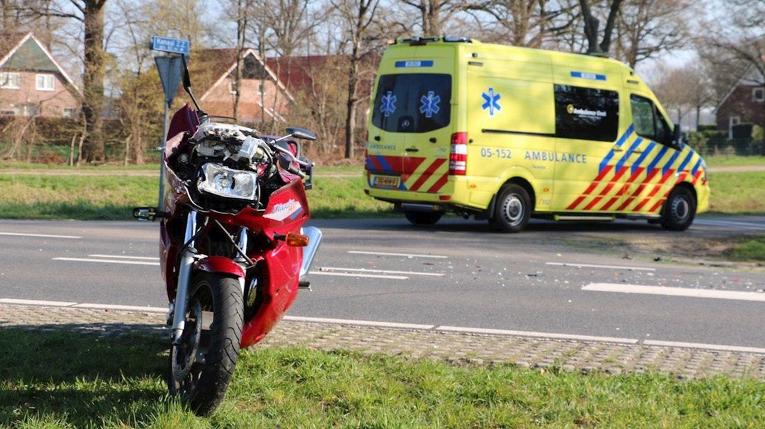 Motorrijder naar ziekenhuis na botsing in Reutum