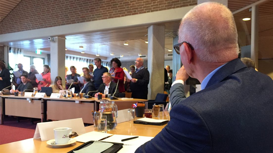 Wethouder Henk Hoek hoort protestlied aan 