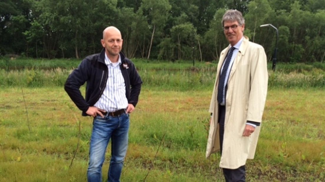 Links voorzitter Dorpsbelangen Tynaarlo, rechts Theun Wijbenga, wethouder Tynaarlo.