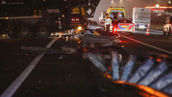 Gewonde bij ongeluk met kraanwagen op A1. Gewonde bij ongeluk met kraanwagen op A1.