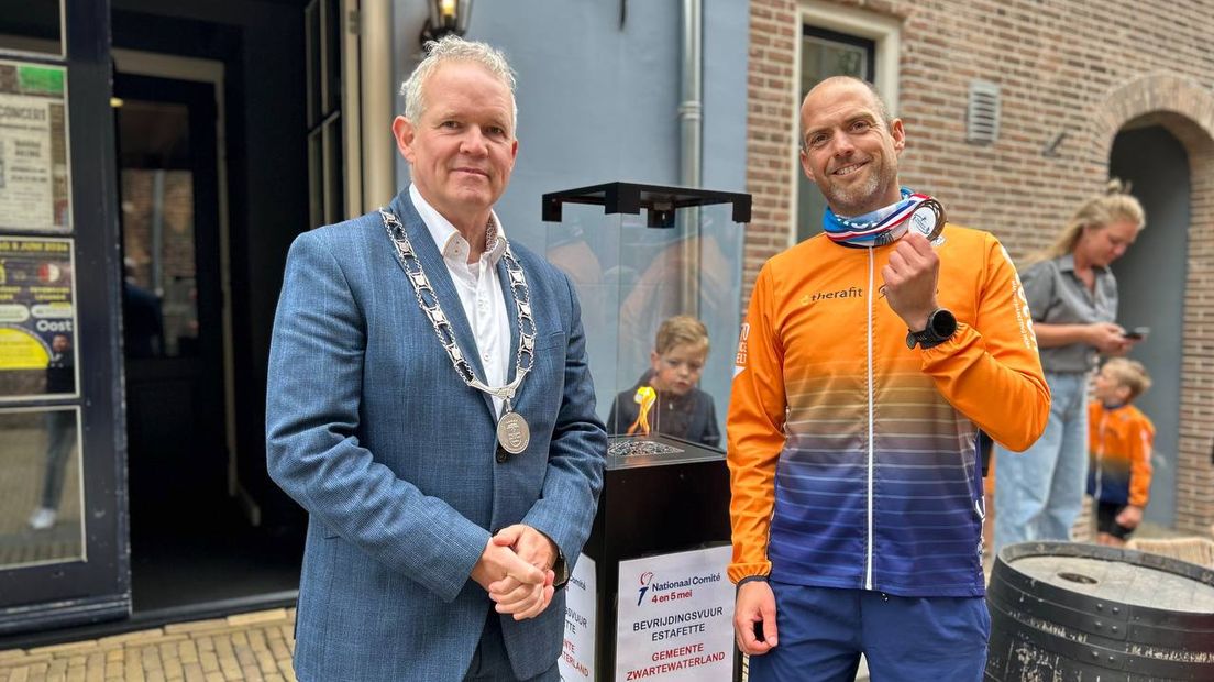 Locoburgemeester Jan van der Poel en loper Ezra van Laar bij het bevrijdingsvuur.