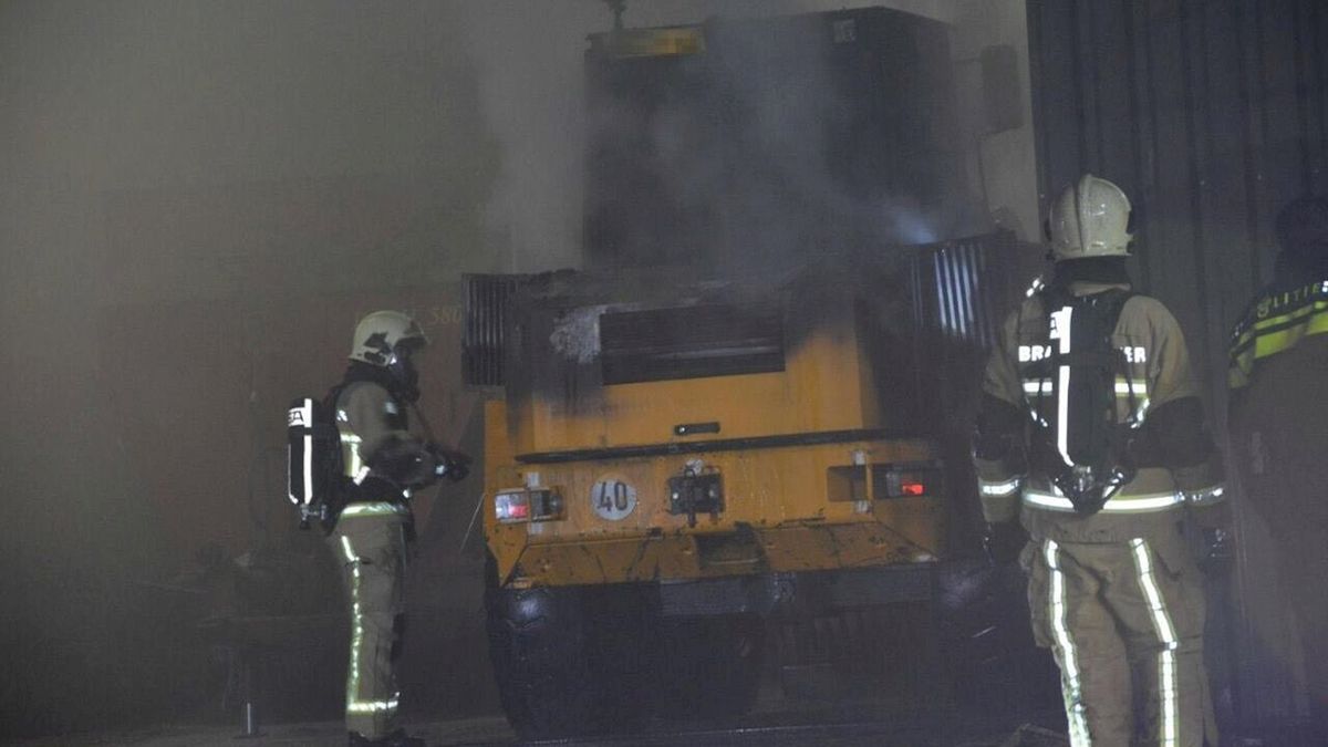 Shovel vat vlam in schuur in Daarlerveen; vee op tijd in veiligheid gebracht
