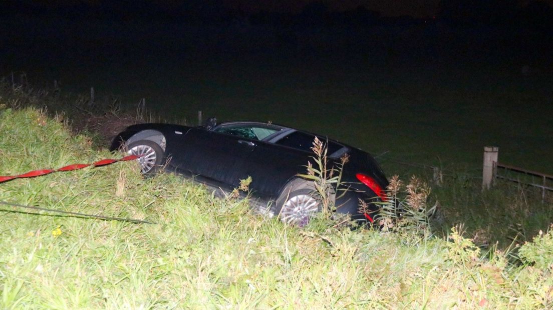 Berging van de auto die bij Axel van de weg raakte