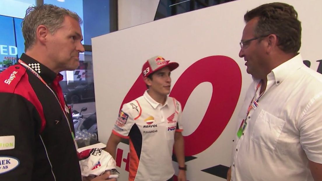 Ronald Woest (rechts) ontmoet Marc Marquez (Rechten: RTV Drenthe)