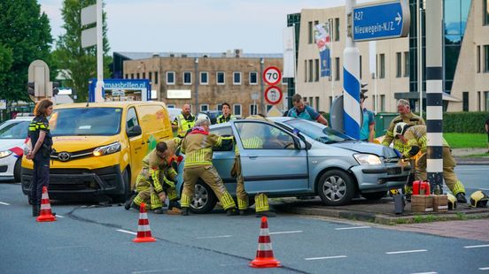 Heftig ongeluk op kruising in Nieuwegein, brandweer bevrijdt bestuurder. Heftig ongeluk op kruising in Nieuwegein, brandweer bevrijdt bestuurder.