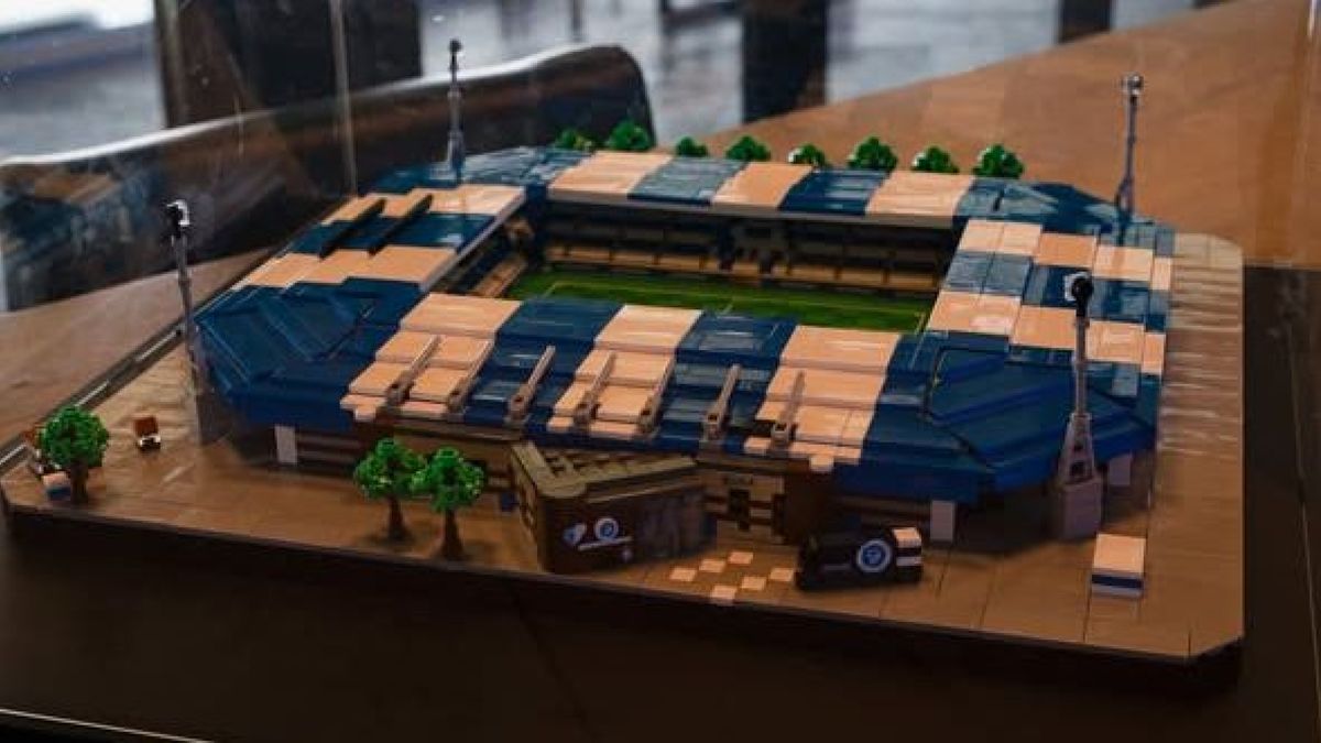 Stadion De Graafschap in legosteentjes • Nageeye overwint hardnekkige blessure
