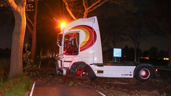 Ravage op de weg nadat auto en vrachtwagen botsen