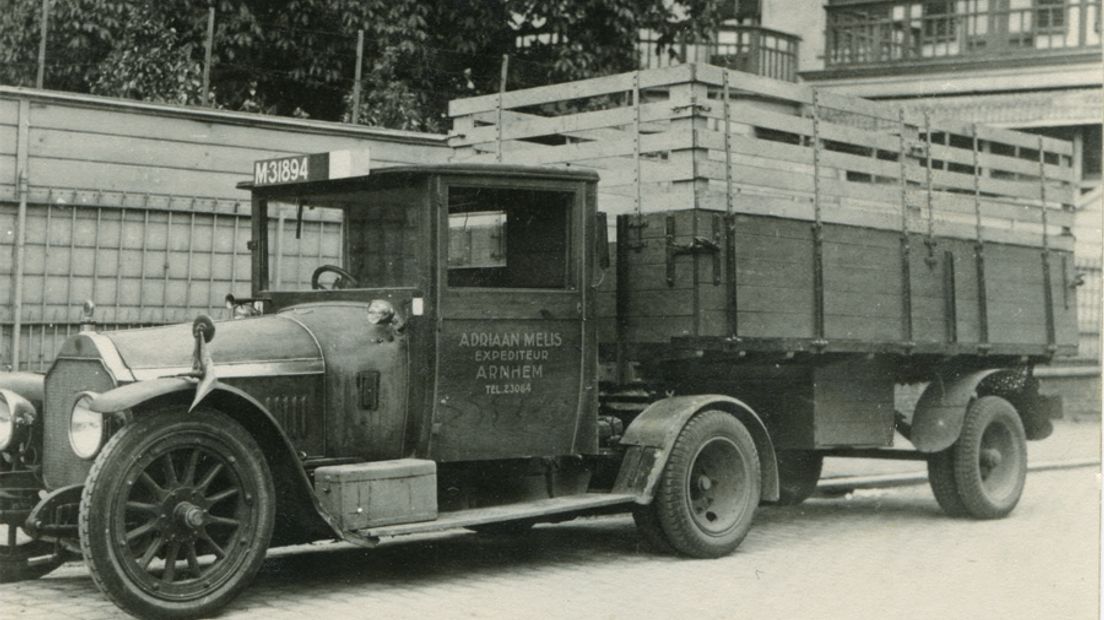 Om het moreel van de Britse soldaten een oppepper te geven brengt koning George VI half oktober 1944 een geheim bezoek aan zijn troepen in Frankrijk, België en het bevrijde deel van Nederland. In de buurt van Nijmegen voert hij ook gesprekken met veldmaarschalk Montgomery. Op 16 oktober 1944 maakt Radio Oranje het bezoek van de Britse koning aan bevrijd Nederland bekend.