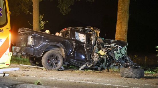Pick-up truck total loss bij ongeval, bestuurder aangehouden